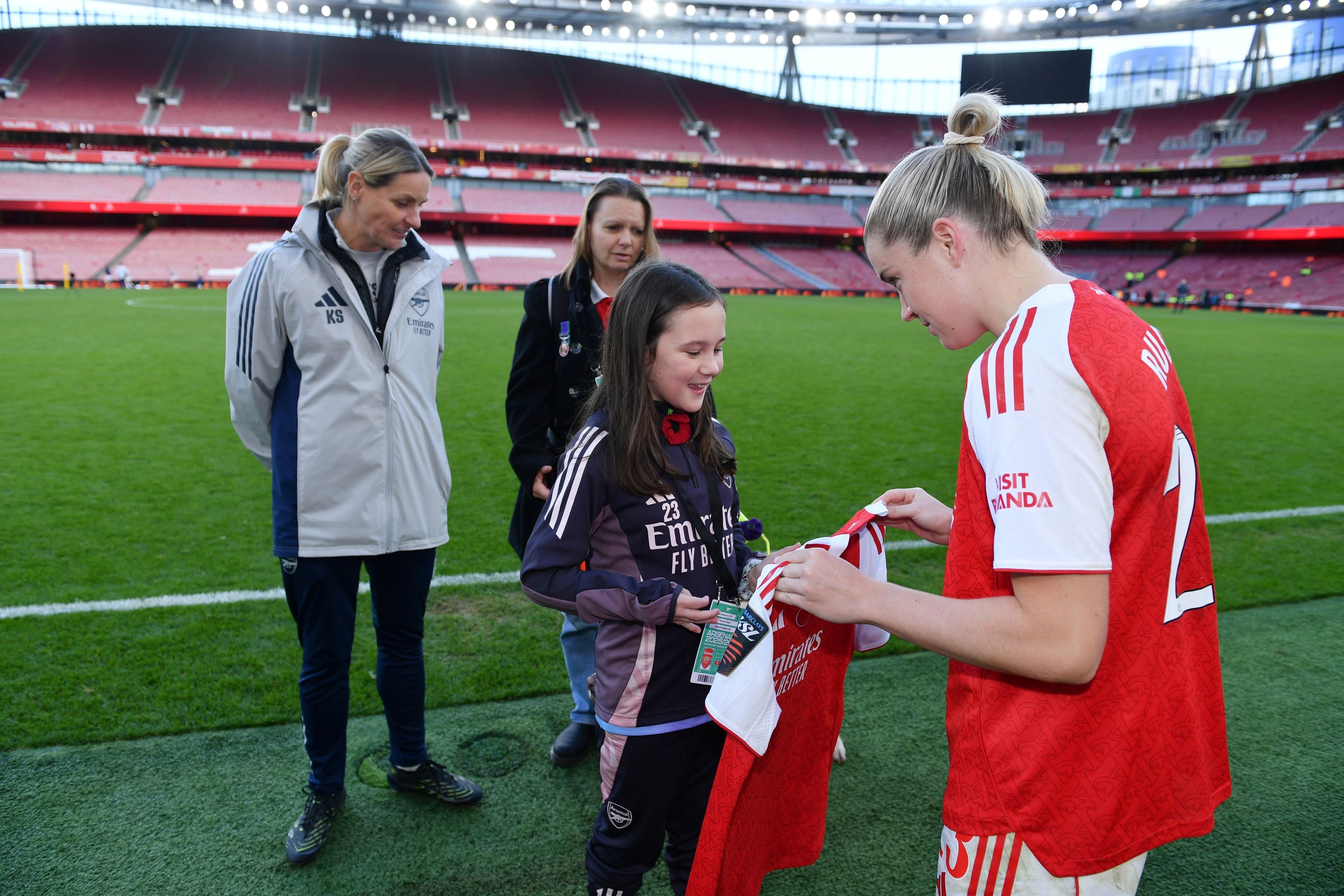 Bethany is gifted a signed shirt by Alessia Russo while blind veteran Kelly and Kelly Smith watch on