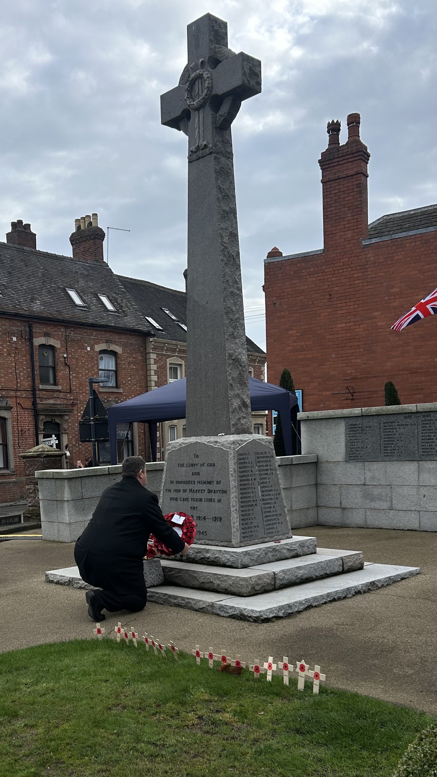 Blind Veteran Clive Laying His Gifted Wreath At His Local Commemoration At The War Memorial In Market Drayton