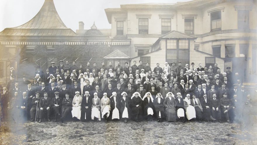 An archive group photograph of blind veterans, nurses and staff outside our headquarters at Regents Park in 1918